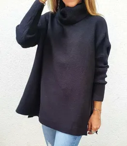 Nahaufnahme eines schwarzen Rollkragenpullovers mit Fledermausärmeln und Strickstoff-Details.