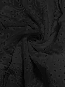 Detail de tissu brode a oeillets floraux noirs texture en gros plan pour vetement