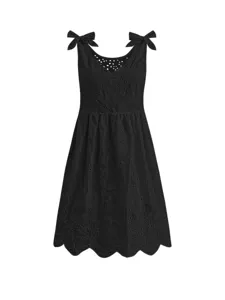 Détail de broderie anglaise noire de la robe d'été sans manches montrant le motif complexe.
