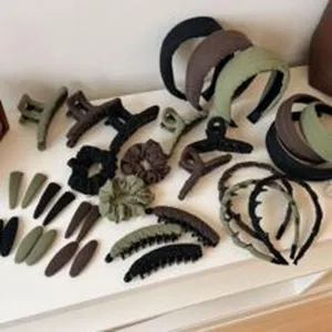 Koreanischer Stil sortiertes Haarschmuck-Set mit Haarreifen, Klauenklammern und Haargummis.