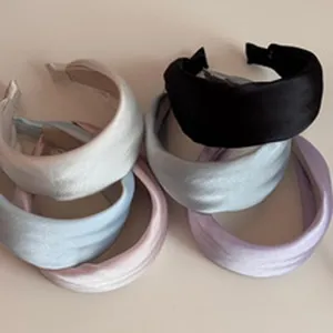 Detailansicht eleganter Satin-Haarreifen, weiche Textur, komfortables Haarschmuck-Design