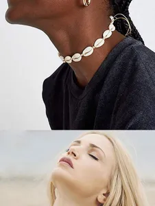 Vue de détail rapprochée du collier ras de cou coquillage hawaïen fait main style plage.