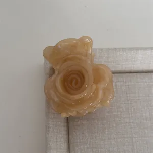 Gros plan détaillé d'une pince à cheveux rose beige chic et minimaliste pour coiffure élégante.