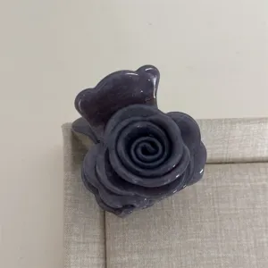 Pince à cheveux rose gris élégante pour femme, pince griffe fleurie moyenne style français.