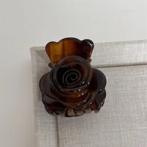 Vue détaillée de l'élégante pince à cheveux rose marron avec un joli motif écaille.