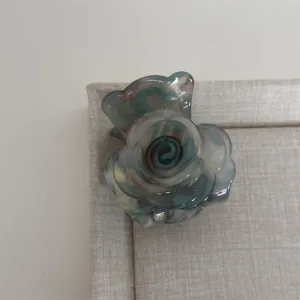Détail de pince à cheveux rose en résine, élégante pince requin florale pour coiffure.