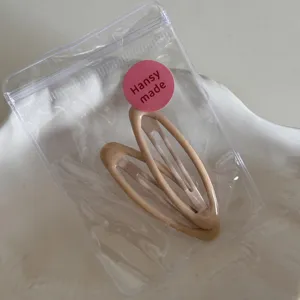 Kaffeefarbener Haarspange Detailaufnahme, süßes Tropfen-Design Clip, vielseitiges Accessoire.