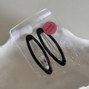 Schwarze Wassertropfen Haarklammern in transparenter Verpackung, süße Haarspangen für Damen.