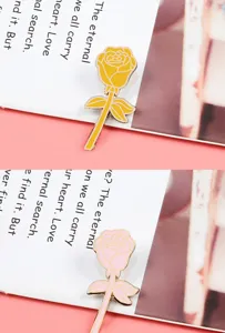 Gros plan détaillé de jolies broches épingles en émail fleur de rose en options jaune et rose.