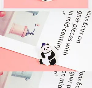 Primer plano detallado de un lindo broche esmaltado de panda con sombrero morado.