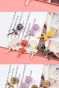 Détail de broche rose en émail affichant des épingles de fleurs colorées et fermoirs.