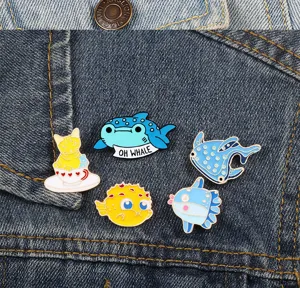 Niedliche Ozean Tier Emaille Pin Set Details mit Cartoon Wal und Fisch auf Jeans.