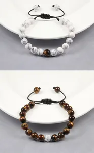 Gedetailleerd overzicht van 8mm natuursteen kralen koppel armbanden met tijgeroog en turkoois.