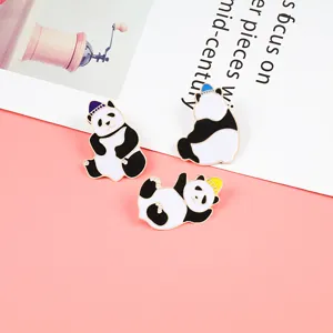 Lindo broche esmaltado de panda de dibujos animados insignia de animal de aleación para bolsa.