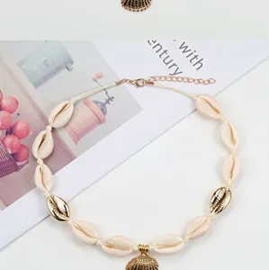 Dettaglio della splendida collana choker con conchiglie naturali fatta a mano bohémien.