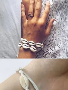 Gros plan détaillé du bracelet de coquillages tissé à la main pour un style vacances.