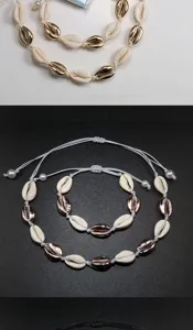 Primo piano dettagliato del set di collana e bracciale in conchiglia intrecciata stile boho regolabile.