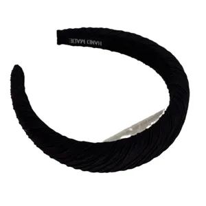Black pleated headband for women, stylish fabric hair hoop, anti-slip daily hair accessories.