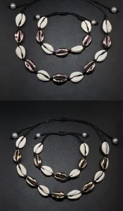 Vista dettagliata del set di gioielli con collana e bracciale intrecciati in conchiglia.