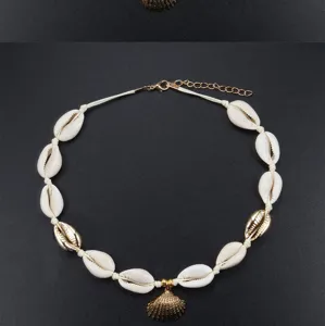 Primo piano dettaglio della collana di conchiglie naturali intrecciate boho con ciondolo.