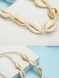 Detail de collier et bracelet tresses en coquillage cauri naturel, bijoux de plage style.
