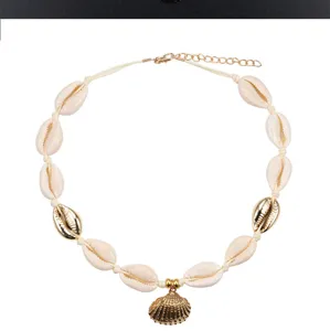 Collana girocollo bohémien con conchiglie di cauri fatte a mano, ciondolo dorato e chiusura
