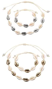 Dettagli in primo piano del set di collana e bracciale intrecciato con conchiglie di cauri.
