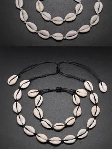 Joli ensemble de bijoux de plage collier ras du cou et bracelet tressé en coquillage.