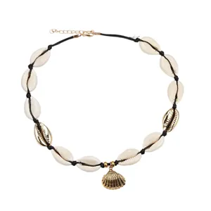 Collana girocollo bohémien fatta a mano in conchiglie naturali con ciondolo dorato e catena regolabile.