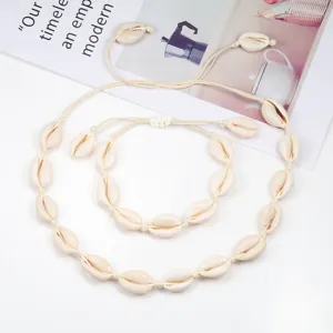 Joli ensemble de collier et bracelet en coquillage cauri style hawaïen pour vacances.