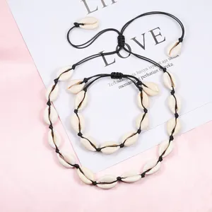 Ensemble de colliers et bracelets de coquillages tressés faits à la main style hawaïen.