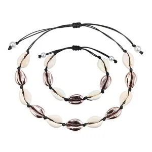 Set collana e bracciale intrecciati in corda con conchiglie di cowrie stile boho