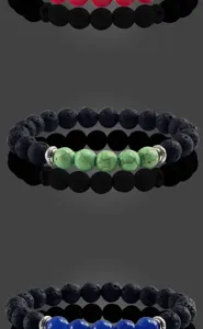 Detailansicht von Vulkangestein und Türkis Perlen Armband mit silbernen Zwischenringen.