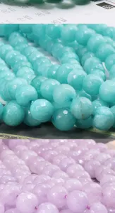 Primo piano di perline sfaccettate che mostrano fili di pietre preziose blu.