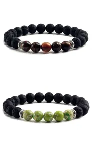 Nahaufnahme Detail von Naturstein Lava Tigerauge und gruener Perlen Armband Anzeige.