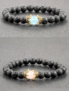 Nahaufnahme von Lavastein-Armbändern mit Kronen-Anhängern aus Legierung und bunten Steinen.