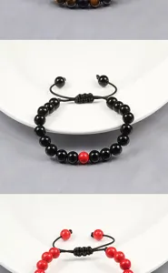 Gedetailleerd overzicht van 8mm steen kralen geweven armband, verstelbaar koppel ontwerp.