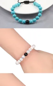 Gedetailleerd overzicht van de 8mm steen kralen gevlochten armband met turquoise en koord.