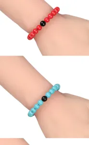 Gedetailleerd overzicht van de 8mm natuurstenen kralenarmband met twee varianten.