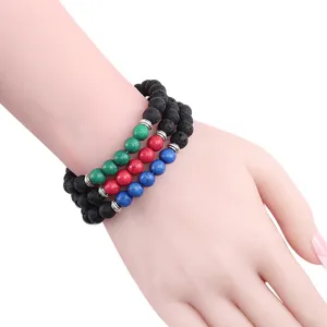 Mehrschichtiges Perlenarmband aus schwarzem Lavastein und bunten Türkisperlen für Damen.