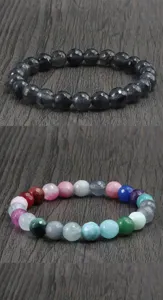 Braccialetto perle di pietre sfaccettate, cristallo multicolore e quarzo grigio scuro dettaglio.