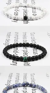 Vista dettagliata di bracciali di perle in pietra naturale boho con turchese bianco e nero.