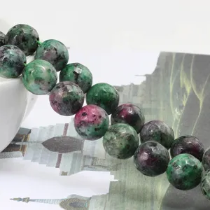 Filo di perle rotonde sfaccettate in zoisite rubino naturale per la creazione di gioielli.
