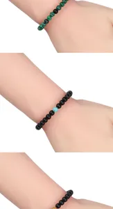 Primo piano dettagliato bracciale perline boho coppia, agata nera opaca e dettagli turchese.