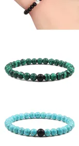 Set di bracciali in perle con malachite verde, turchese blu e perline nere opache.