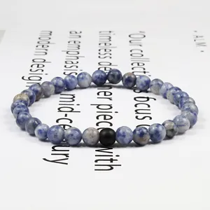 Elegante bracciale di perle boho con pietre di sodalite blu e una perla nera opaca.