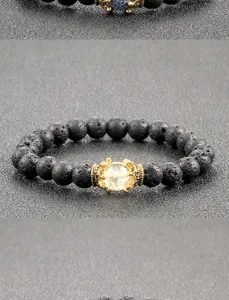Lava Stein Perlen Armband mit goldenem Kronen Anhänger und funkelndem Kristalldetail.
