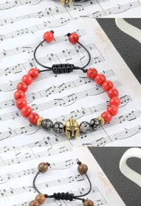 Spartaanse helm kralen armband met rode turkoois en lavasteen voor yoga en vrije tijd.
