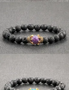 Lava-Stein-Perlenarmband mit goldener Krone als Herzstück und violetter Rissstein, elastisch.
