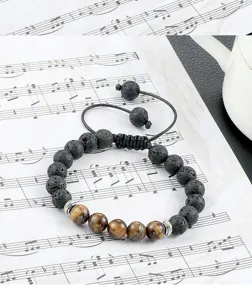 Detailopname van de natuurlijke tijgeroog en lavasteen kralenarmband met verstelbaar koord.